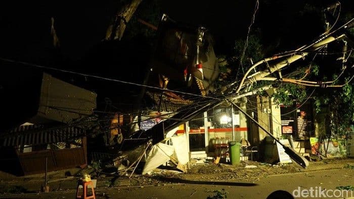 Beringin Raksasa Setinggi 25 Meter Tumbang di Ubud, Resto dan Mobil Rusak