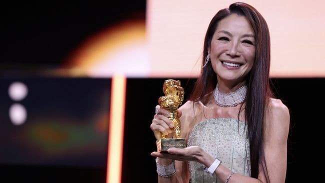Michelle Yeoh Membuka Berlinale 2026 dengan Pidato Penuh Emosi dan Penghargaan Istimewa