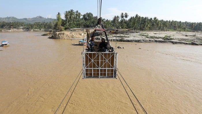 Warga Bireuen Andalkan Kereta Gantung Setelah Jembatan Putus