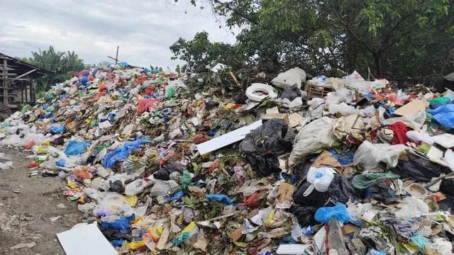 Sampah Yang Dihasilkan SPPG Ini Menggunung dan Mengundang Banyak Lalat, Hingga Harus Diangkut Truk Besar